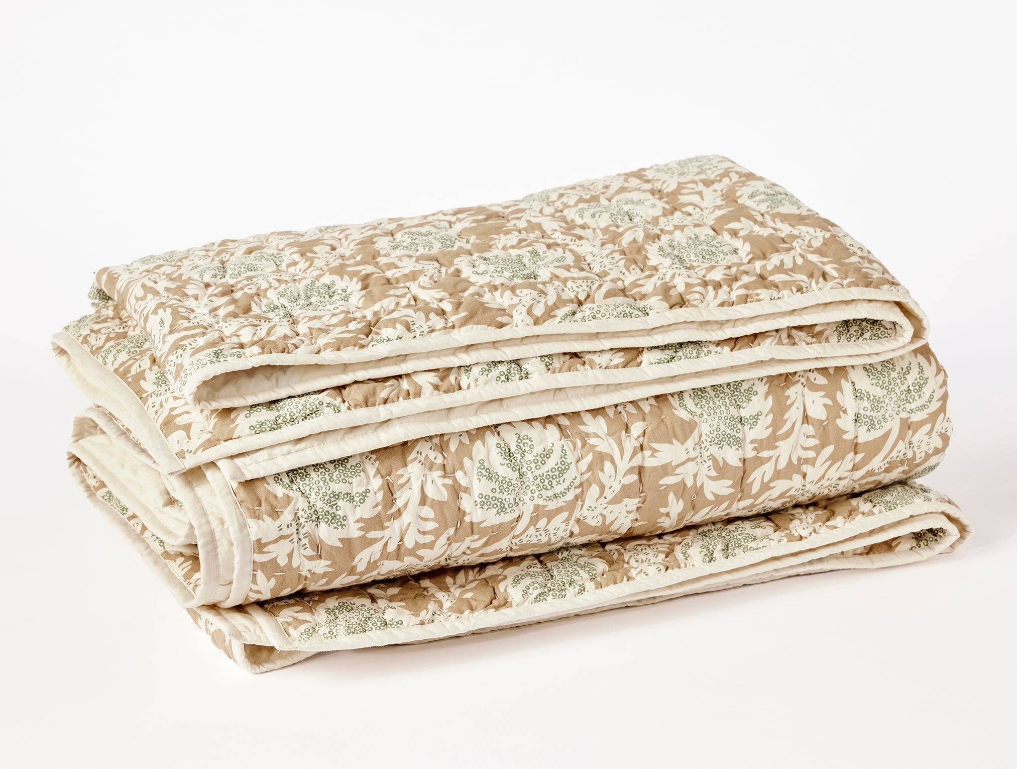 BED-Qui_RoblesHandstitchedOrganic_Quilt_Fawn-Juniper_B_FA23_16954_776841f0-92e6-4571-ae96-e561ce9304cd