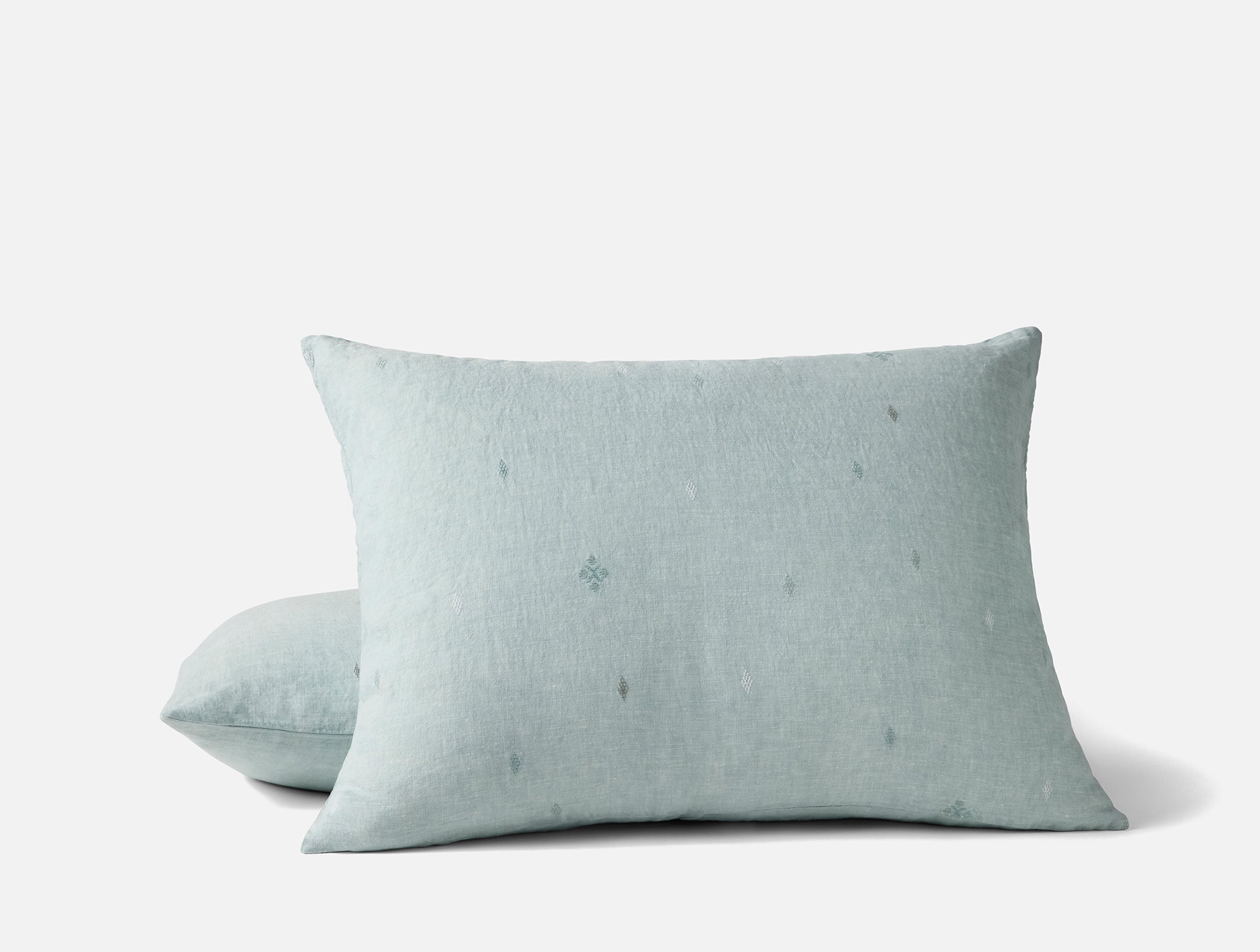 SP26_CambriaEmbroideredOrganicLinen_Sham_Standard_PacificBlueChambraywMulti_1670