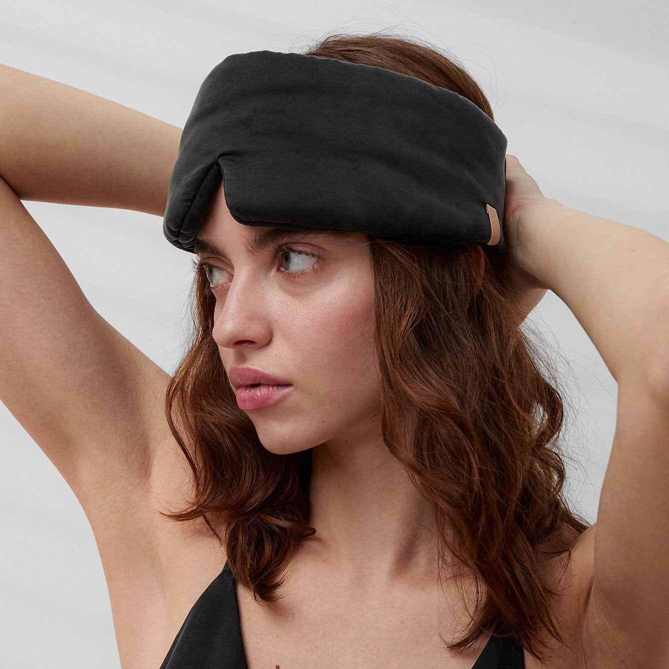 WASHABLE_SILK_SLEEP_MASK_IMMERSED_BLACK-1
